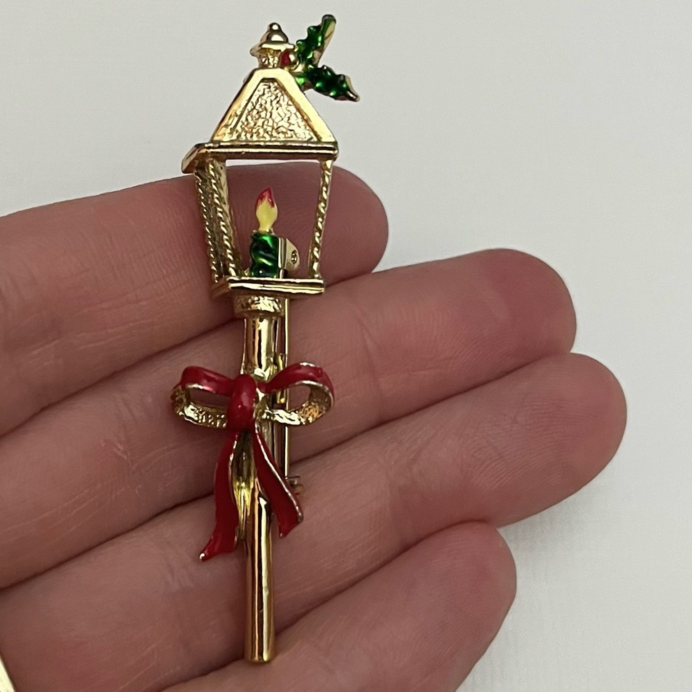 Vintage Goldtone Gerry’s Christmas Lamppost Brooch
